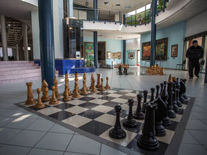 Во Дворце Шахмат можно поиграть в большие шахматы