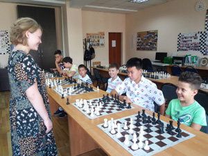 Елена Слесарчук дает сеанс одновременной игры в Чемпионе