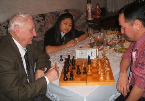 Шахматы даже на новогоднем столе