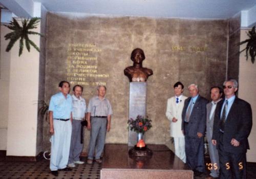 Встреча выпускников школы №28 им. Сталина (сейчас гимназия №28). Среди них Б. Аюханов, С. Букейханов, 2005г.